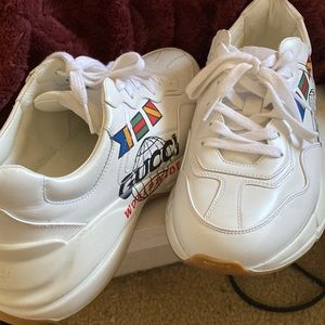 White Gucci tennis! Worn! Scuff marks on the back! Comfortable